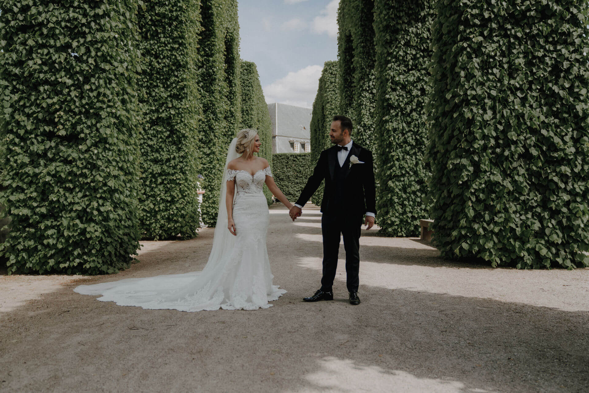 Lena und Marco im Schloss Schwetzingen, zwischen den hohen Büschen, ein romantisches Hochzeitsvideo von Marcel-Hochzeitsvideo.de.