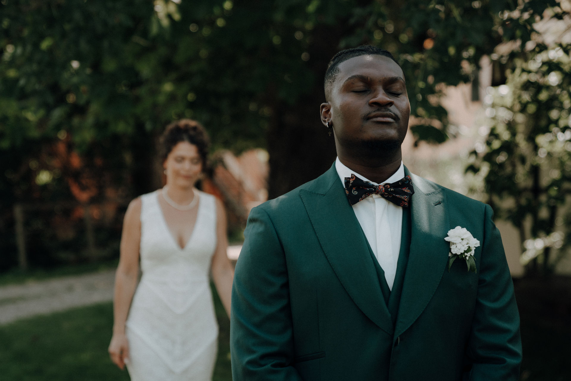 Braut Jessica und Bräutigam Samuel sehen sich zum ersten Mal am Hochzeitstag während des First Look Moments, ihre Gesichter voller Liebe und Aufregung.