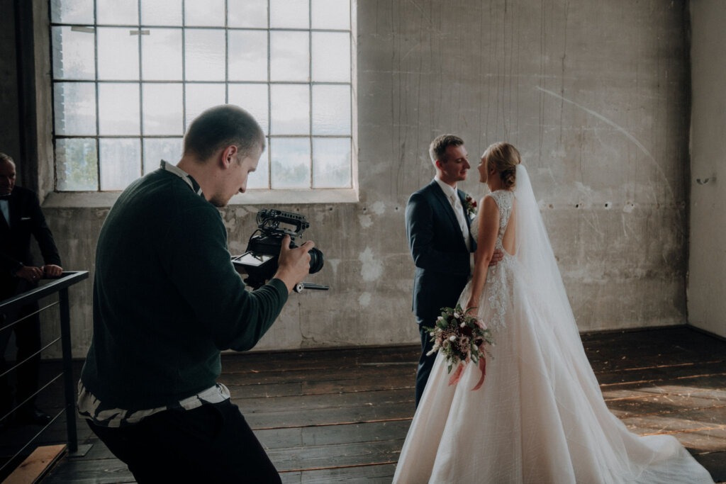 Marcel, der Hochzeitsvideograf von Marcel-Hochzeitsvideo.de, filmt das Brautpaar bei einem besonderen Moment ihrer Hochzeit.