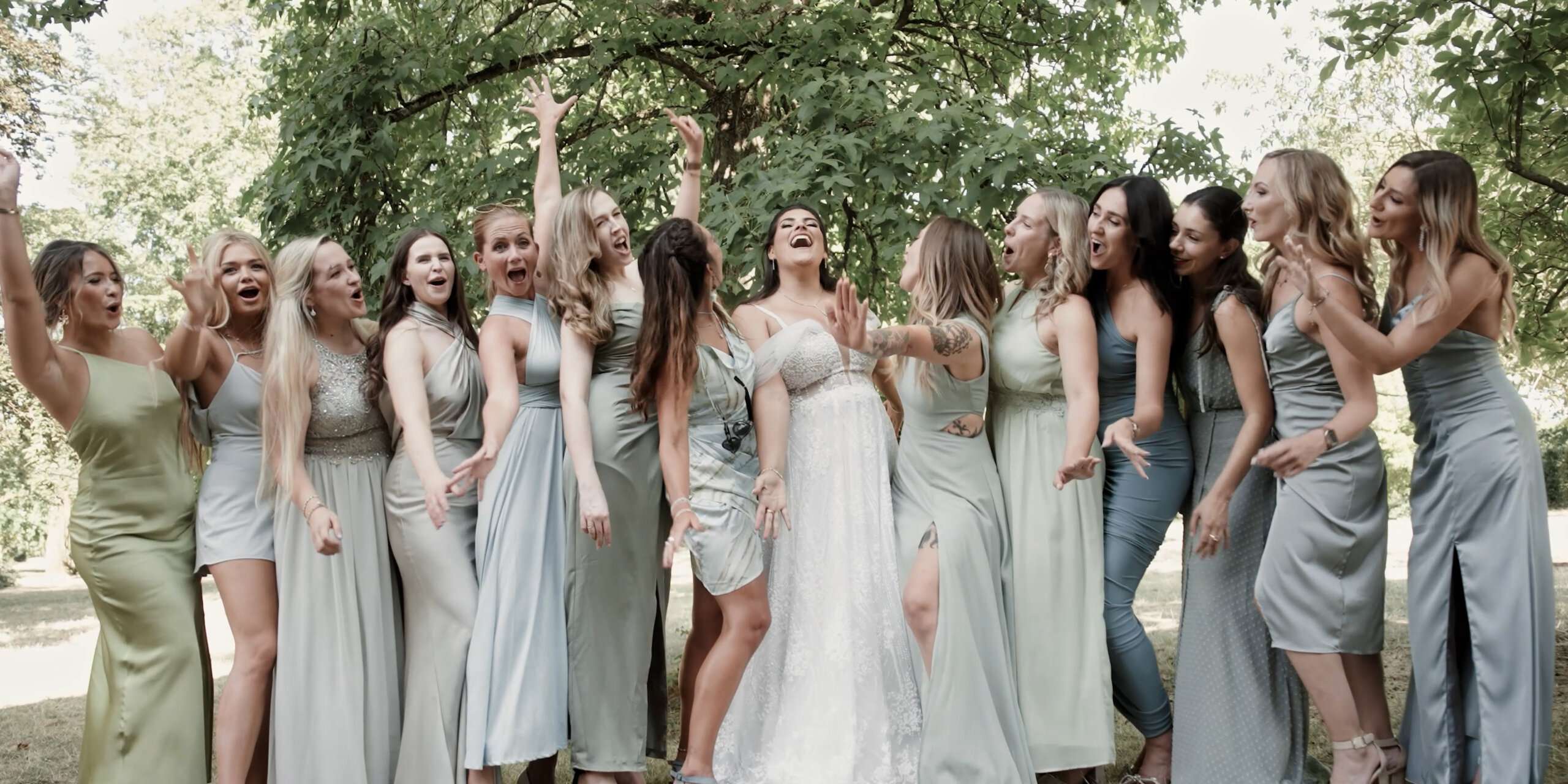 Entspanntes Gruppenfoto von Sibels Hochzeit, aufgenommen von Marcel-Hochzeitsvideo.de – Ein harmonisches, stressfreies Gruppenshooting für das Brautpaar und ihre Gäste.