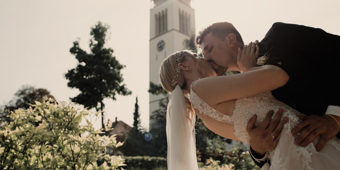 Ein einzigartiger Moment aus dem Hochzeitsfilm von Jana & Alexander, aufgenommen von Marcel-Hochzeitsvideo.de, der die besondere Verbindung des Paares an ihrem Hochzeitstag festhält.