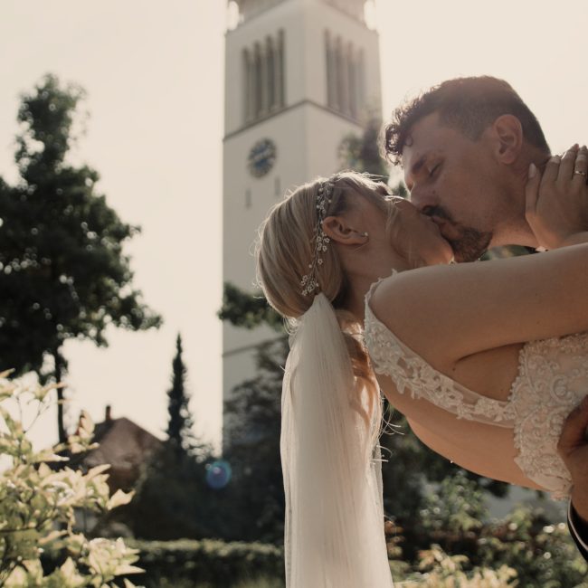 Ein einzigartiger Moment aus dem Hochzeitsfilm von Jana & Alexander, aufgenommen von Marcel-Hochzeitsvideo.de, der die besondere Verbindung des Paares an ihrem Hochzeitstag festhält.