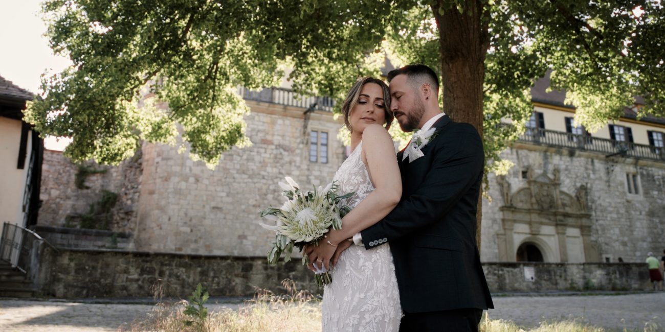 Ein besonderer Moment aus dem Hochzeitsfilm von Jessica & Luca, aufgenommen von Marcel-Hochzeitsvideo.de, der die Liebe und Freude des Paares an ihrem besonderen Tag festhält.