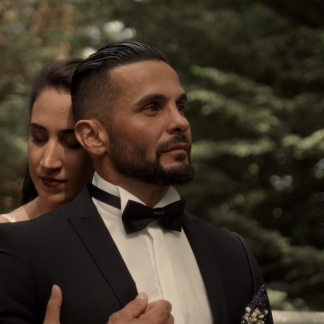 Ein unvergesslicher Augenblick aus dem Hochzeitsfilm von Esra & Mustafa, aufgenommen von Marcel-Hochzeitsvideo.de, der die emotionale Verbindung des Paares an ihrem Hochzeitstag einfängt.