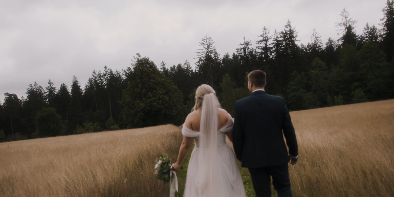 Ein emotionaler Moment aus dem Hochzeitsfilm von Stefanie & Manuel, eingefangen von Marcel-Hochzeitsvideo.de, der die Liebe und Freude des Paares an ihrem besonderen Tag widerspiegelt.