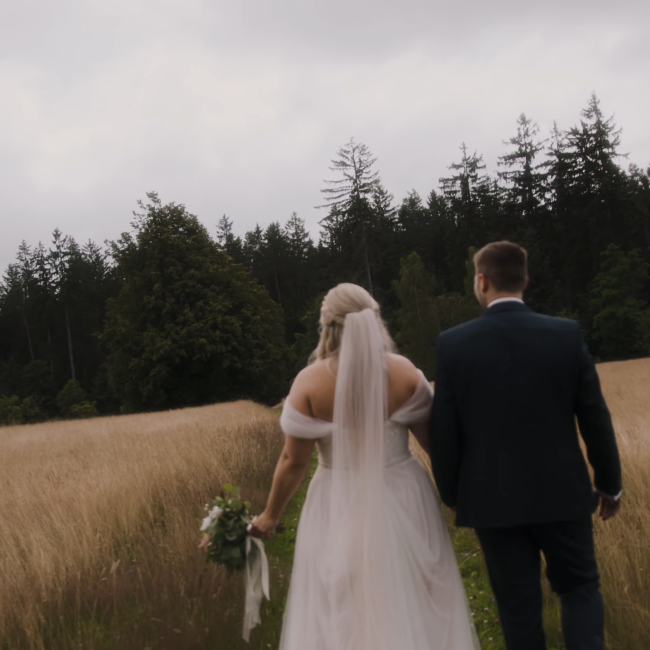 Ein emotionaler Moment aus dem Hochzeitsfilm von Stefanie & Manuel, eingefangen von Marcel-Hochzeitsvideo.de, der die Liebe und Freude des Paares an ihrem besonderen Tag widerspiegelt.