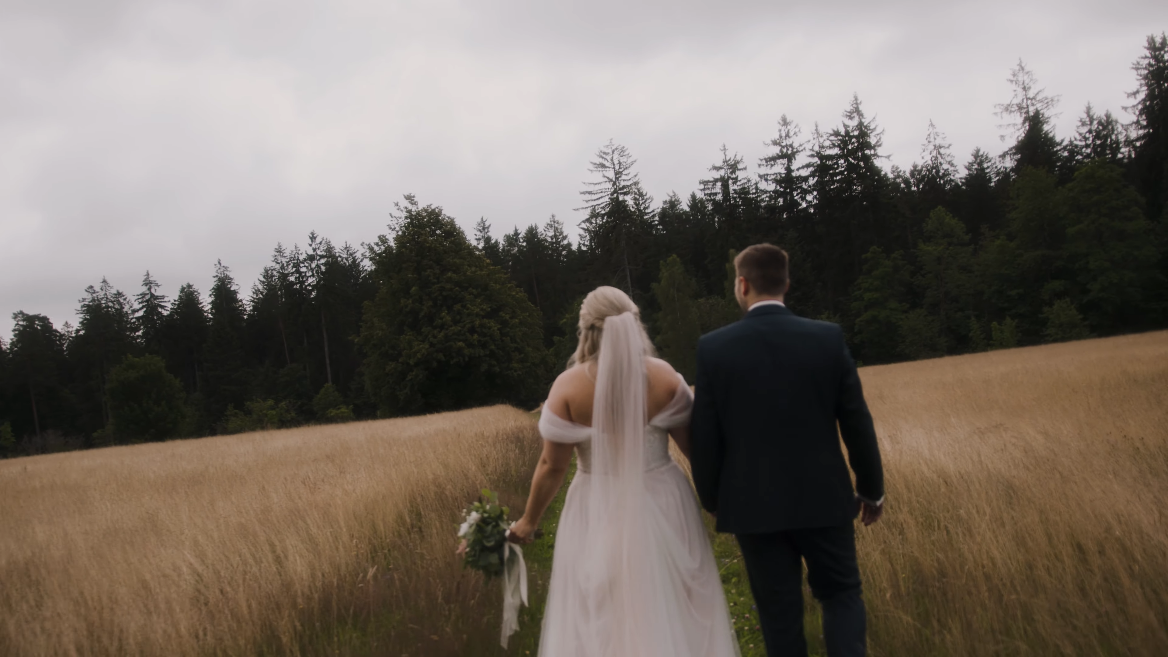 Ein emotionaler Moment aus dem Hochzeitsfilm von Stefanie & Manuel, eingefangen von Marcel-Hochzeitsvideo.de, der die Liebe und Freude des Paares an ihrem besonderen Tag widerspiegelt.