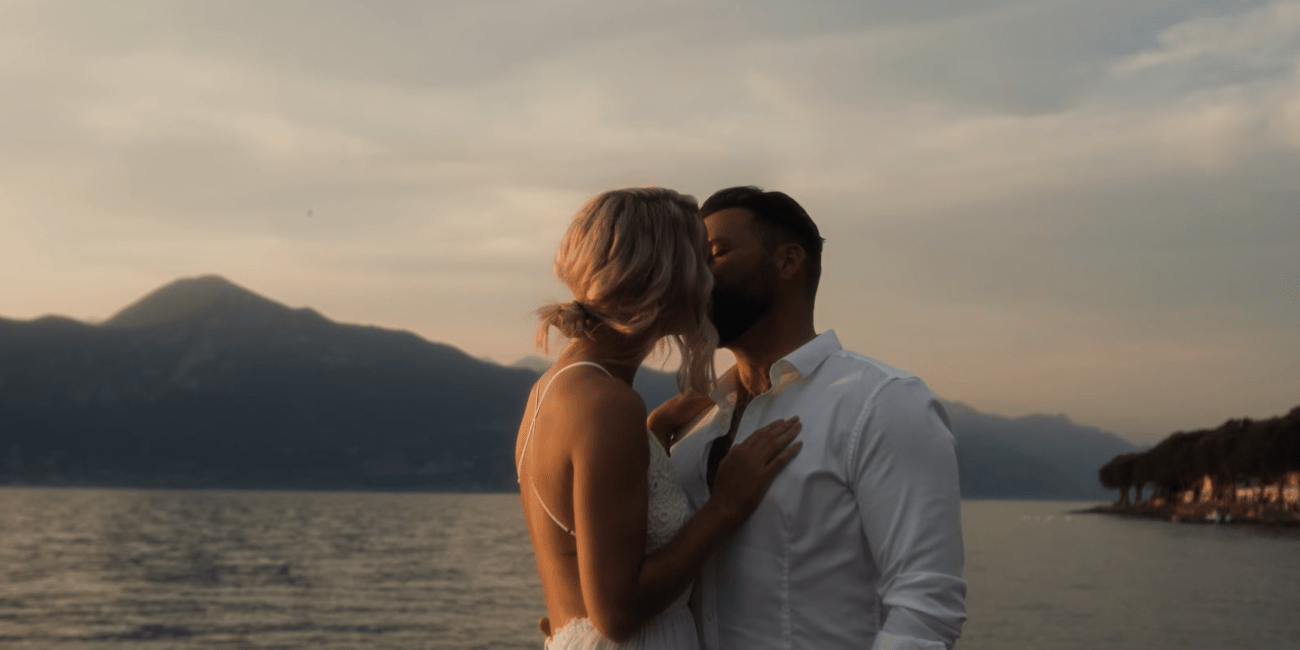 „Ein romantischer Sunset-Moment aus dem Hochzeitsfilm von Janine & Henryk am Gardasee, eingefangen von Marcel-Hochzeitsvideo.de, der die besondere Atmosphäre und Liebe des Paares an diesem wunderschönen Ort zeigt.