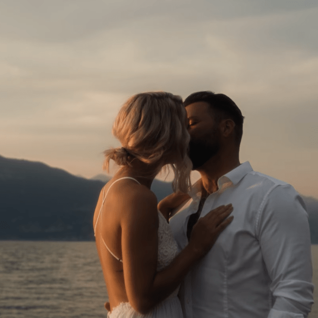 „Ein romantischer Sunset-Moment aus dem Hochzeitsfilm von Janine & Henryk am Gardasee, eingefangen von Marcel-Hochzeitsvideo.de, der die besondere Atmosphäre und Liebe des Paares an diesem wunderschönen Ort zeigt.